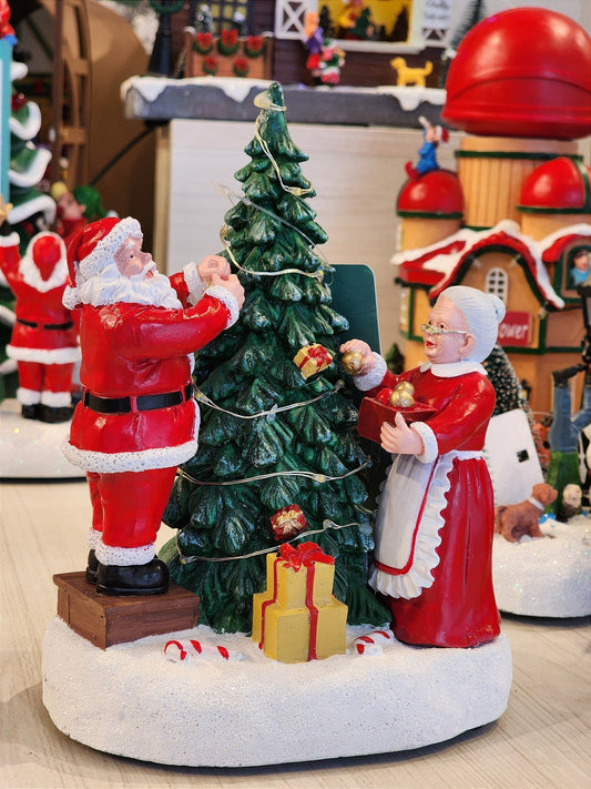 CENÁRIO VILA NATALINA PAPAI E MAMÃE NOEL MONTANDO A ÁRVORE 28CM - PRÉ VENDA 2025