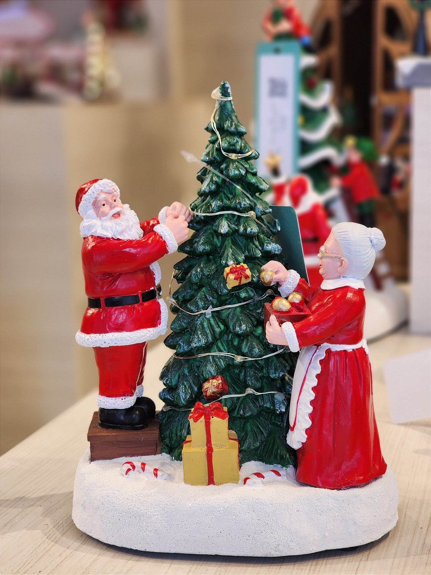 CENÁRIO VILA NATALINA PAPAI E MAMÃE NOEL MONTANDO A ÁRVORE 28CM - PRÉ VENDA 2025